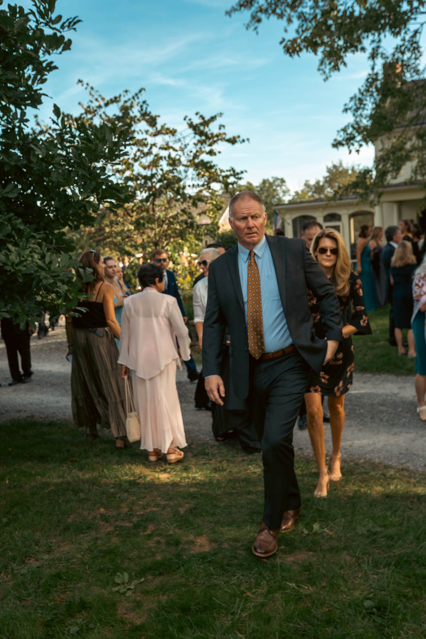 Guests making their way to the ceremony lawn — Sylvanside Farm wedding in Purcellville, Virginia